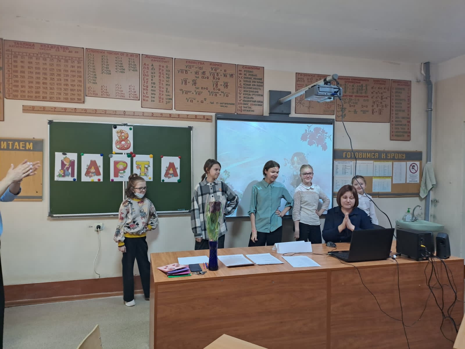 Игра «А ну – ка, девочки»..